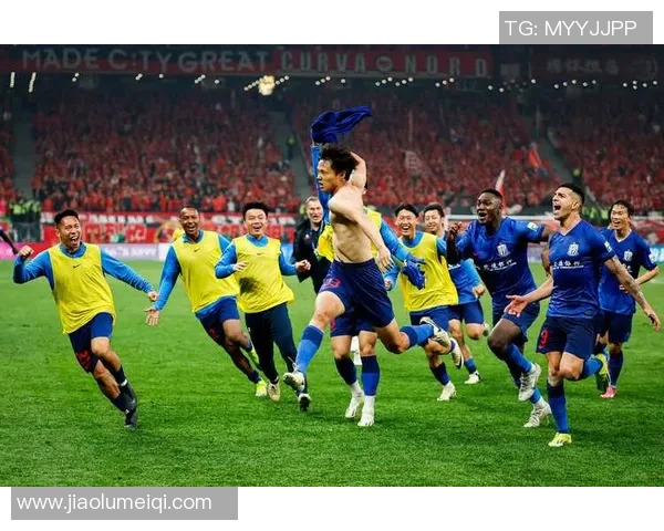 上港华夏激战正酣进球大战引发球迷热情高涨 上港华夏激战正酣进球大战引发球迷热情高涨